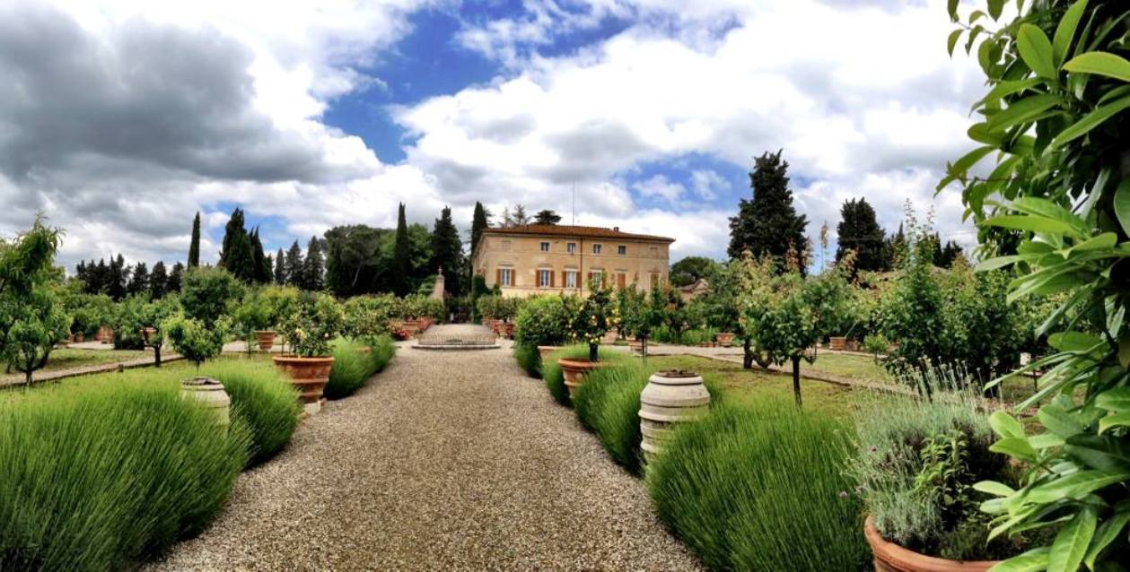 Montechiaro - Exterior - A tavola con il conte