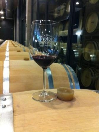 Copa de vino sobre la barrica en Bodegas Protos - La mesa del Conde