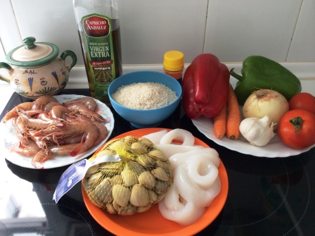 Ingredientes para preparar una paella marinera