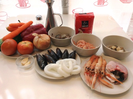 Ingredientes para preparar una fideuá de marisco