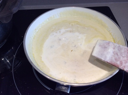 Añadimos los quesos en trozos pequeños que se van fundiendo en la nata cociendo