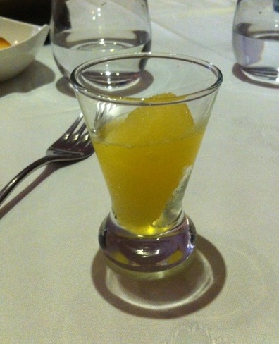 sorbete de vodka y mango en el L'atelier Restaurante