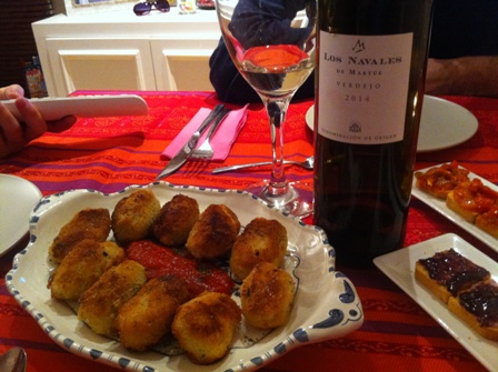 Maridaje del vino blanco Los Navales con croquetas - La mesa del Conde