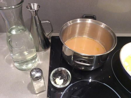 Caldo para cocer los Tagliatelle al nero di seppia