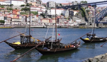 Barcos que transportan el vino a Oporto por el Duero - Destino y Sabor