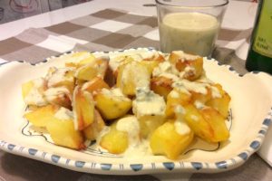 Patatas al Cabrales - Presentamos las patatas al Cabrales - A Tavola con il Conte