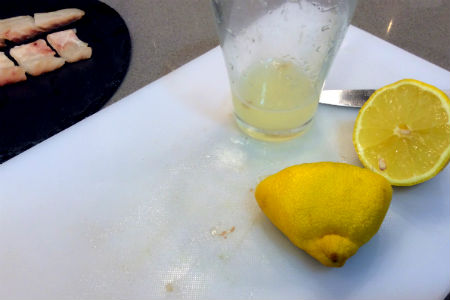 Extraemos el zumo del limón para el sashimi de lubina