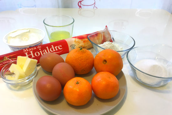 Ingredientes para preparar una tarta de requesón y mandarinas