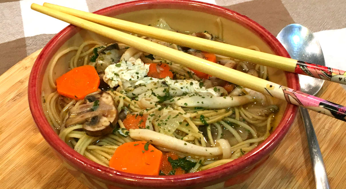 Sopa de pollo con setas thai y tallarines de arroz La mesa del Conde