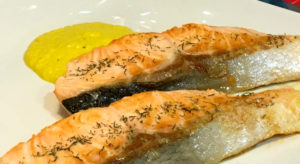 Salmón con salsa de azafran - A Tavola con il Conte