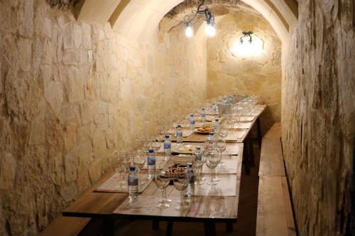 Sala de catas en la bodega subterránea en la Ribera del Duero- La mesa del Conde