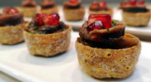 Canapés de mermelada de shitakki con matcha y anchoas - A Tavola con il Conte