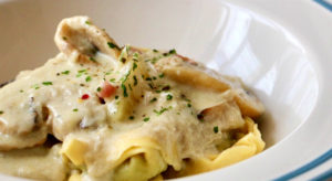 Tortellini con salsa de queso y champiñones - A Tavola con il Conte