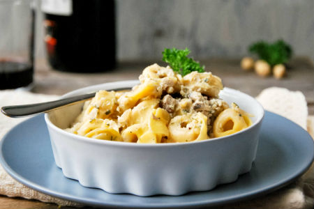 tortellini con salsa de queso, champiñones y frutos secos