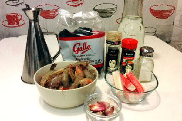 Ingredientes para hacer unos Tagliatelle al nero di seppia con gambas