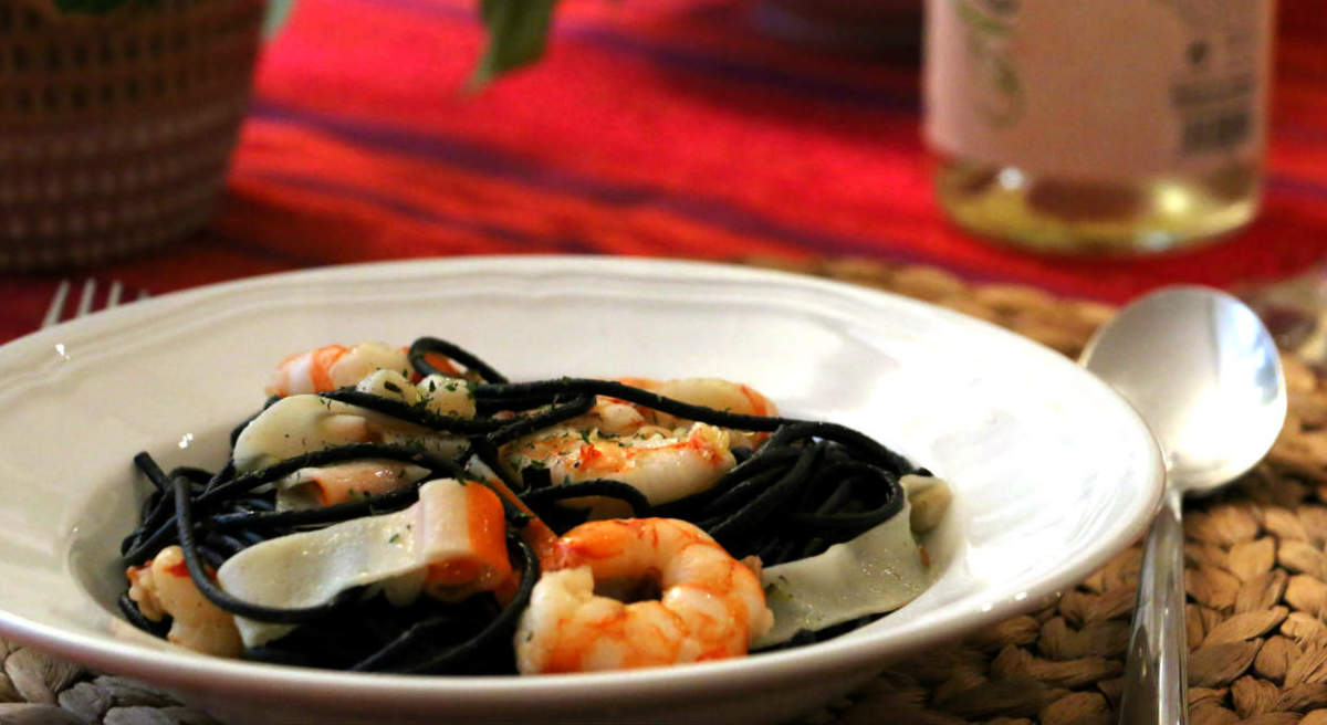 Nuevos tagliatelle ai nero di seppia con gambas - A Tavola con il Conte