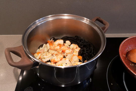 en la misma cazuela los tgliatelle cocidos y la salsa