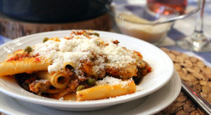 Paccheti al ragù napoletano - A Tavola con il Conte