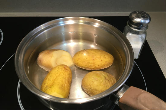 Cocemos las patatas con agua y sal
