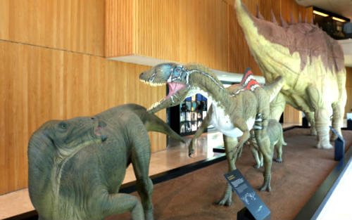 Maquetas de dinosaurios en el interior del museo