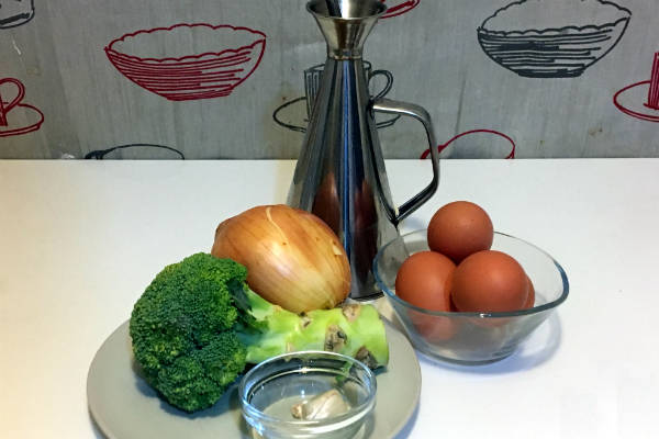 Ingredientes para preparar un Revuelto de brócoli keto