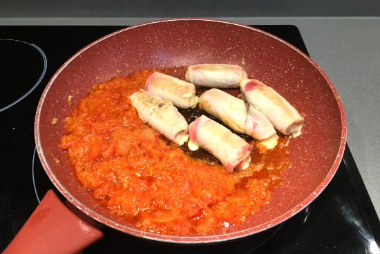Integramos los rollitos en la salsa de tomate