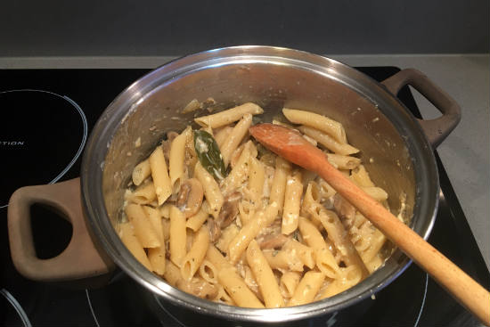 Integramos pasta y salsa en la olla