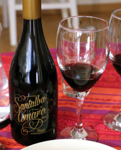 Copa de vino y botella del Amarone Santalba