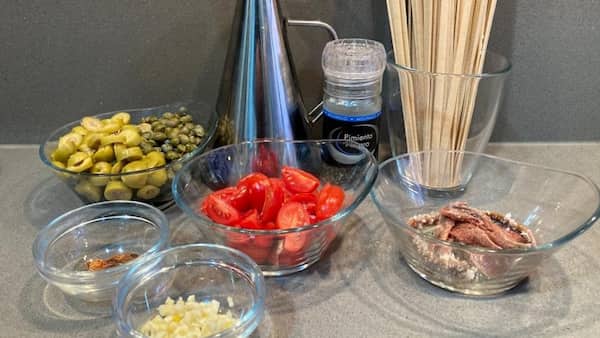 Ingredientes para hacer unos Spaghetti alla puntanesca - La mesa del Conde