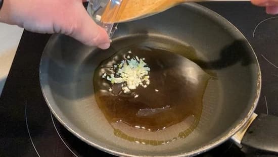 Se calienta aceite de oliva y se rehoga ajo picado - La mesa del Conde