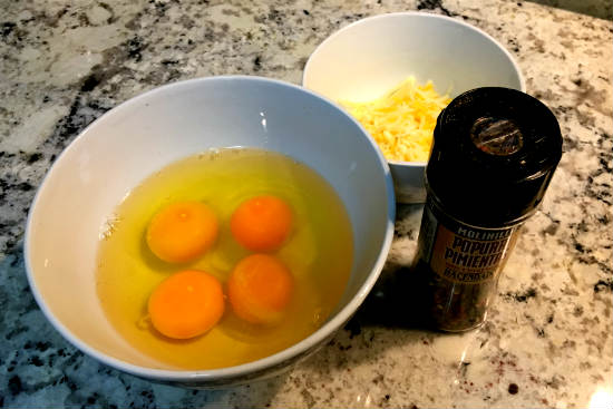 Batimos los huevos con queso y pimienta - La Mesa del Conde