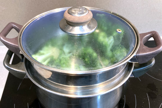 Cocemos el brócoli al vapor - La mesa del conde