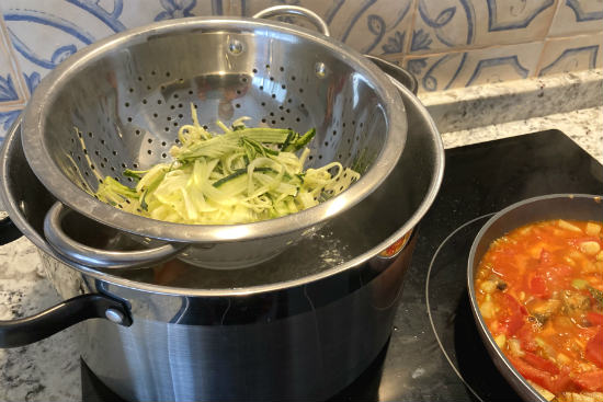 Cocemos los Spaghetti de calabacín al vapor - La mesa del Conde