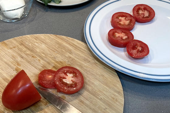 Cortamos los tomates pera en rodajas - La mesa del conde