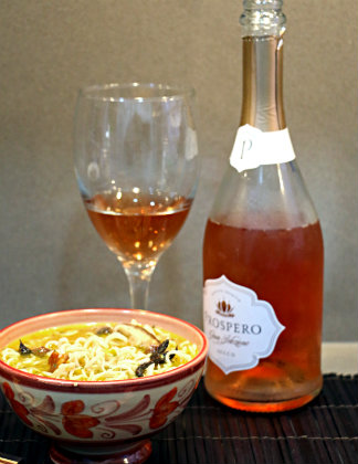 Copa y Botella de vino espumoso Prospero con la sopa Tao Tang – La mesa del Conde