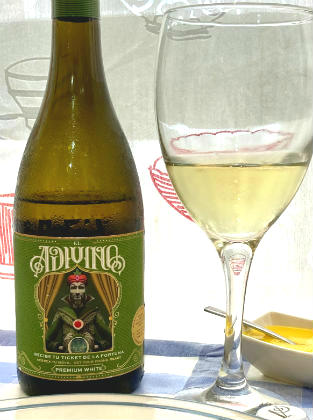 Copa y botella de vino Blanco El Adivino - La mesa del Conde