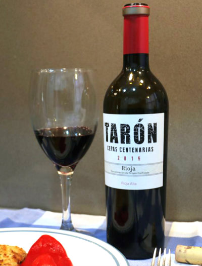 copa y botella del Cepas Centenarias 2015 de Bodegas Tarón - La mesa del Conde