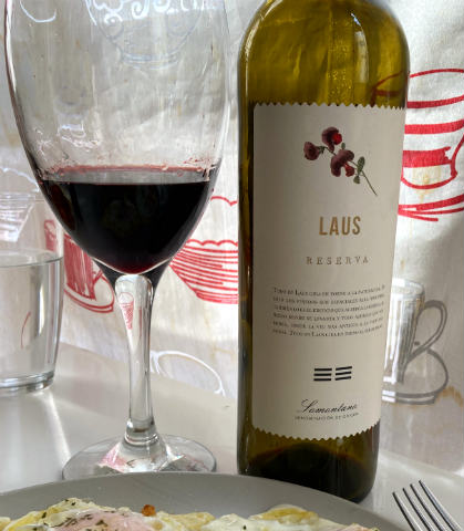 Botella y copa del vino tinto Laus Reserva - La mesa del Conde