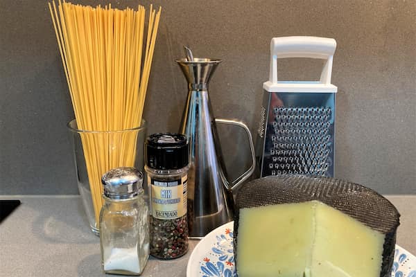 Ingredientes de nuestros Spaghetti Cacio e Pepe - La mesa del Conde
