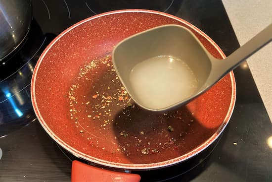 Añadimos el agua de cocer la pasta a la pimienta tostada - La mesa del Conde