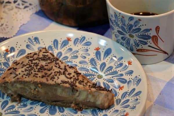 Disfrutamos de la tarta de chocolate sin horno con un café - La mesa del Conde