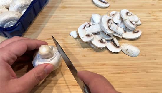 Laminamos los champiñones - La mesa del Conde