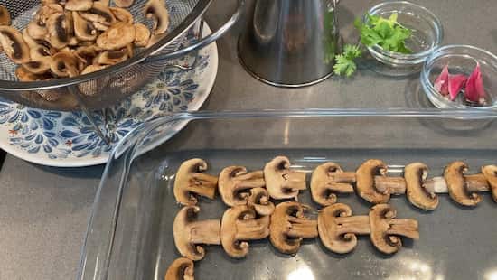 Colocamos los champiñones en una bandeja - La mesa del Conde