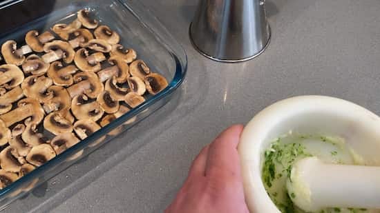 Hacemos un majado de ajo, aceite y perejil - La mesa del Conde