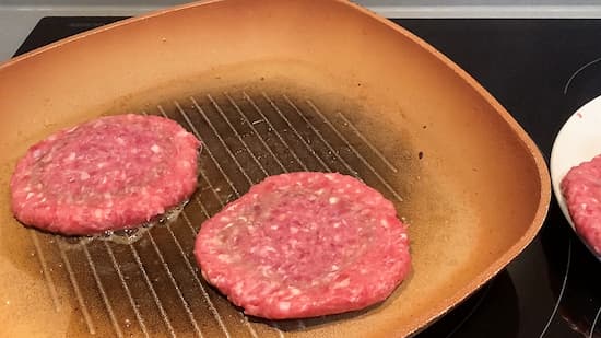 Freímos los filetes de hamburguesas - La mesa del Conde