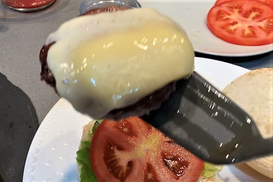 Añadimos la hamburguesa con queso - La mesa del Conde