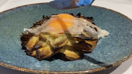 Alcachofas a la brasa con yema de huevo y tocino ibérico - La mesa del Conde