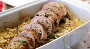 Solomillo ibérico relleno sobre cama de patatas panaderas - La mesa del Conde