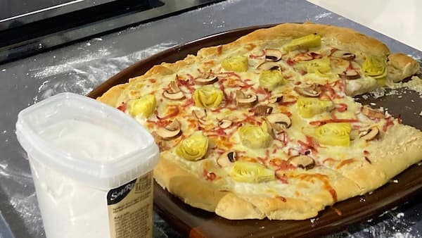 Pizza bianca con panceta y alcachofas - La mesa del Conde
