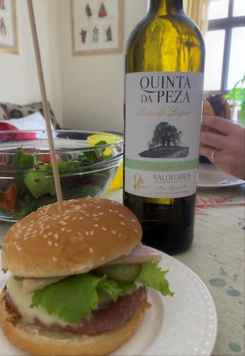 Disfrutando del vino Quinta da Peza - La mesa del Conde
